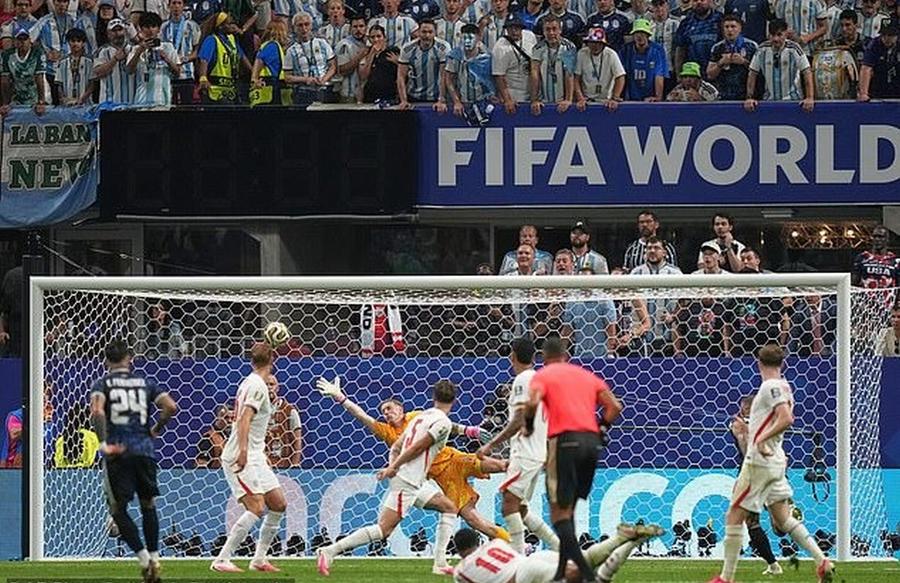 Jordan Pickford reacționează târziu la mingea șutată puternic de Enzo Fernandez Scandal între englezi » Bellingham, reproș pentru Pickford: „E pe mijlocul porții!”