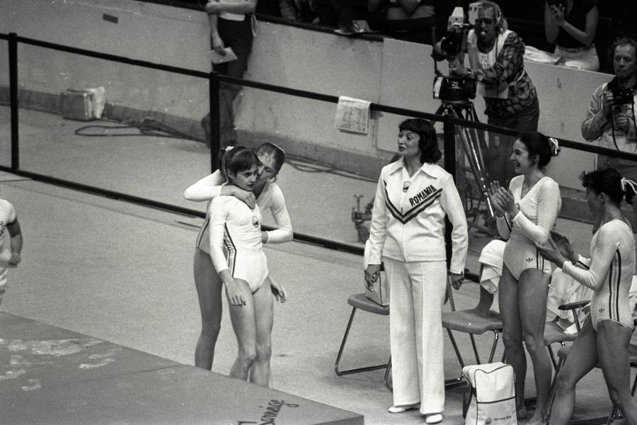 Anca Grigoraș și Nadia Comăneci după ce aceasta a primit nota 10 FOTO Imago Images „Și acum plâng, când îmi aduc aminte” » Anca Grigoraș, colegă cu Nadia Comăneci la Montreal, amintiri extraordinare: „În a doua zi de concurs, aveam elicoptere după noi”