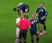 Minutul 37 - Căpitanul Harry Kane pune mâna la gură când i se adresează arbitrului cu privire la „galbenul” primit de Anderson. Argentinienii Paredes și Mac Allister solicită eliminarea lui Kane, deși nu au niciun argument în acest sens, protocolul aplicându-se doar în cazul discuțiilor dintre jucători.