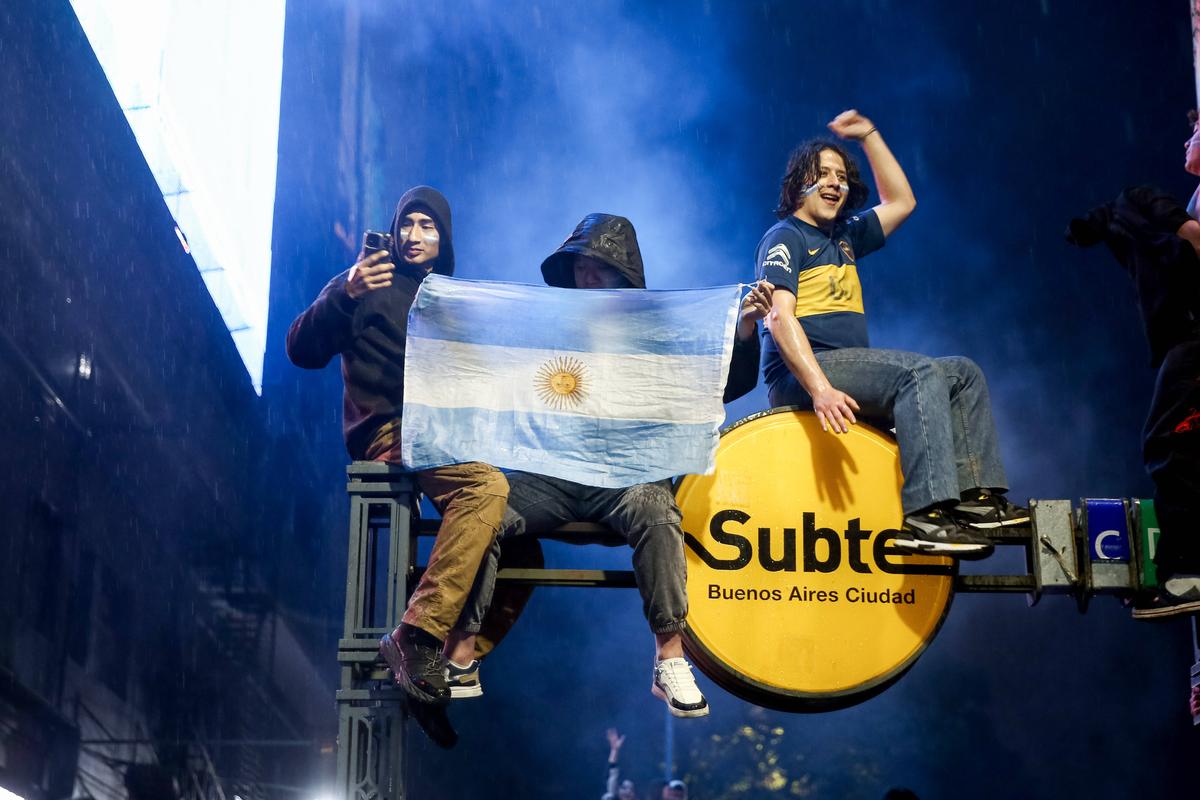 S-a declanșat nebunia la Buenos Aires » Fanii argentinieni au sărbătorit toată noaptea victoria în fața Angliei
