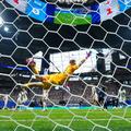 Portarul englez Jordan Pickford nu mai poate ajunge la balonul șutat de Enzo Fernandez / Foto: Imago