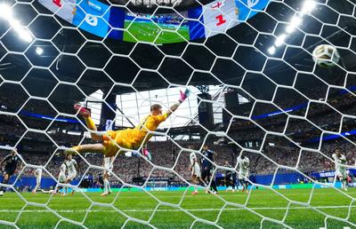 Scandal între englezi » Bellingham, reproș pentru Pickford: „E pe mijlocul porții!”