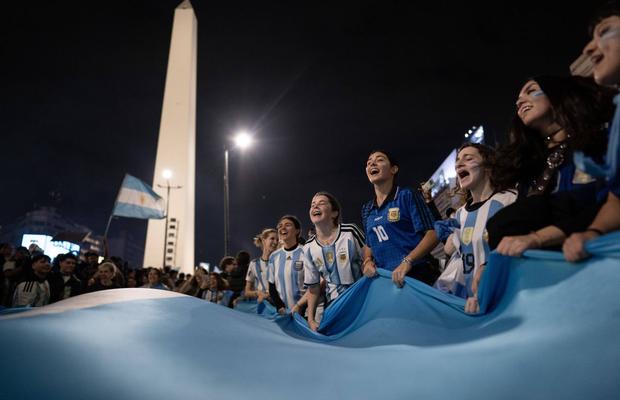 S-a declanșat nebunia la Buenos Aires » Fanii argentinieni au sărbătorit toată noaptea victoria în fața Angliei