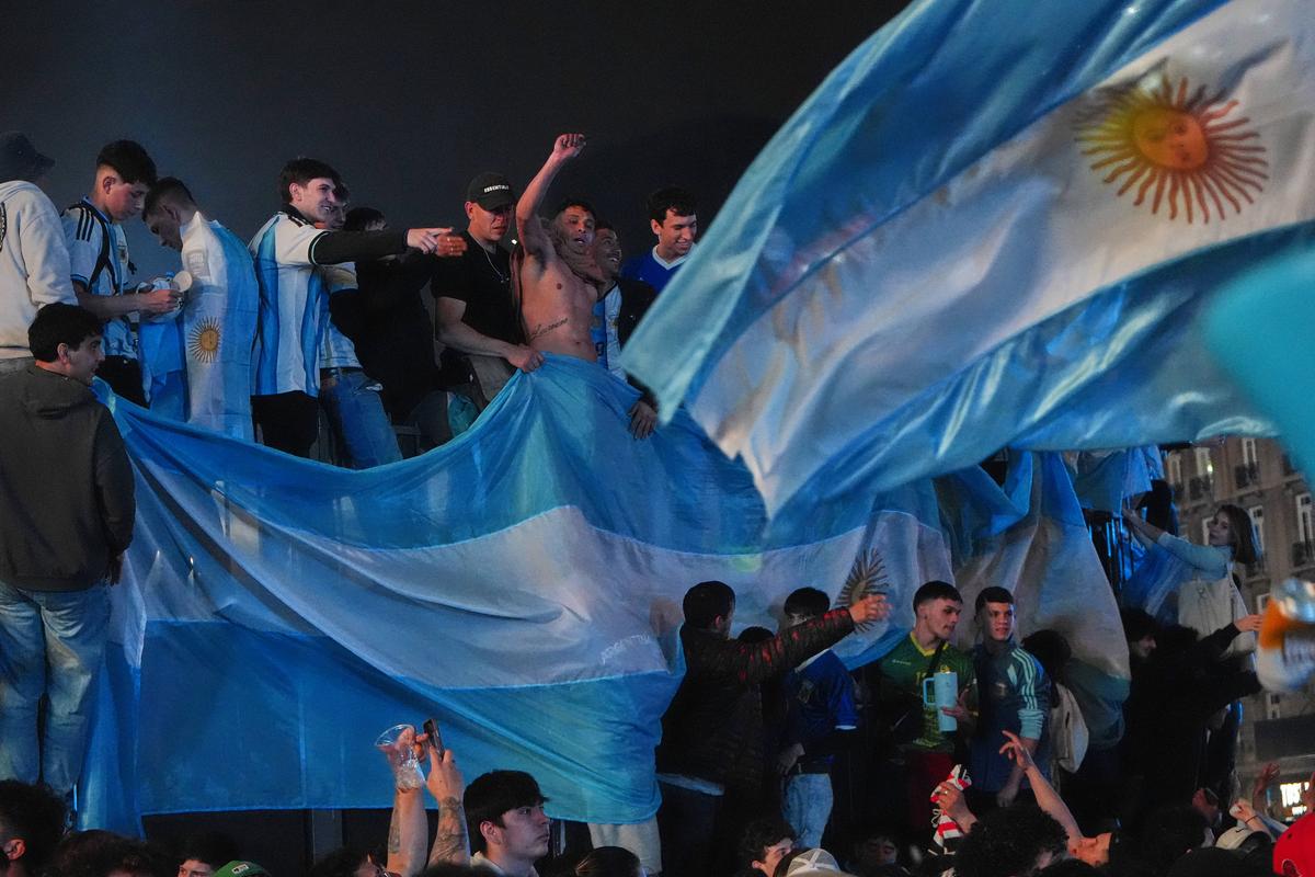 S-a declanșat nebunia la Buenos Aires » Fanii argentinieni au sărbătorit toată noaptea victoria în fața Angliei