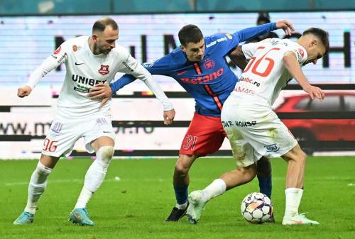 Sergiu Balaure (stânga), în Hermannstadt - FCSB / Foto: Imago Images