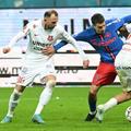 Sergiu Balaure (stânga), în Hermannstadt - FCSB / Foto: Imago Images