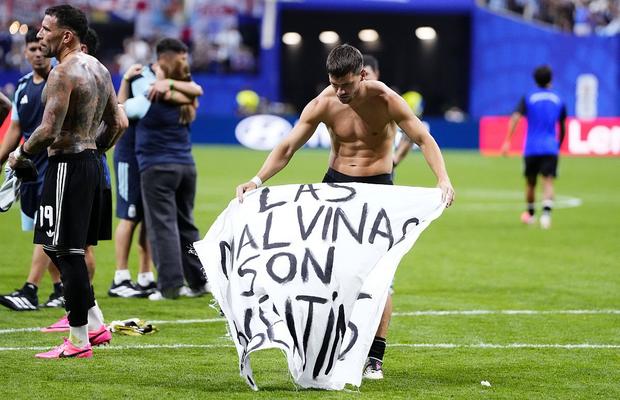Argentina riscă sancțiuni din cauza bannerului afișat de jucătorii ei după meci!