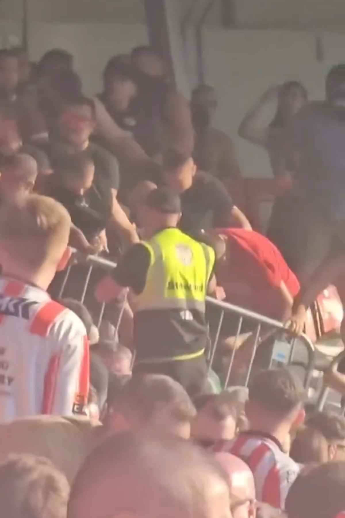 Scene îngrozitoare în timpului meciului din Europa League » În urletele copiilor speriați, suporterii au fugit pe gazon de teama ultrașilor