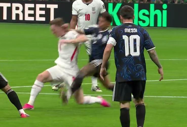 Minutul 3 - „Enzo Fernandez are o intrare întârziată la Anderson, lovindu-l cu antebrațul în ceafă”. Nici măcar cartonaș galben.