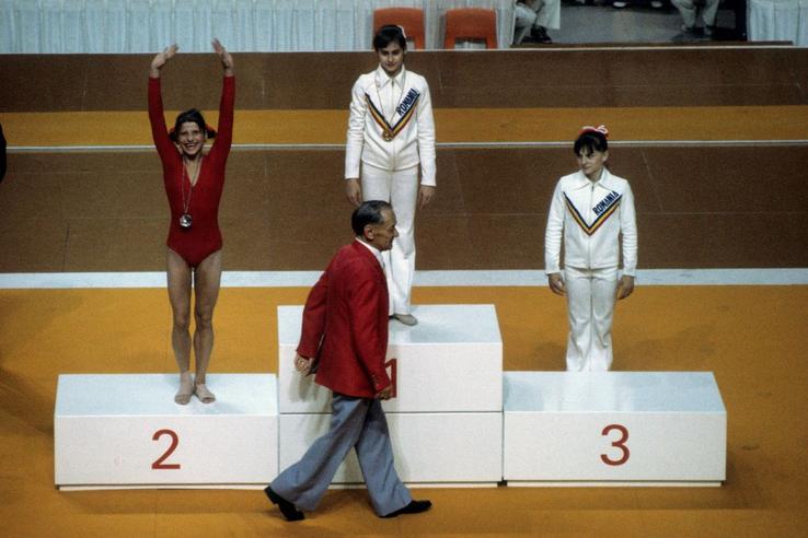 Teodora Ungureanu pe podium la Montreal 1976, alături de Nadia Comăneci, după finala de la bârnă Foto: Imago Images