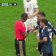 Minutul 89 - Amețit, John Stones se așază pe gazon. „Jucătorii Argentinei îl înconjoară pe arbitru pentru a se plânge”.