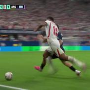 Minutul 90+1 - Montiel îl împinge de Jude Bellingham de pe direcția balonului în timpul unui contraatac al Angliei, apoi îi strigă în față.