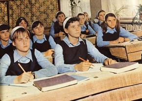 Gazeta publică o poză inexplicabilă: marea Nadia Comăneci, în bancă alături de Teodora Ungureanu, altă gimnastă genială a României la Montreal 1976! „Nu înțeleg cum e posibilă!”