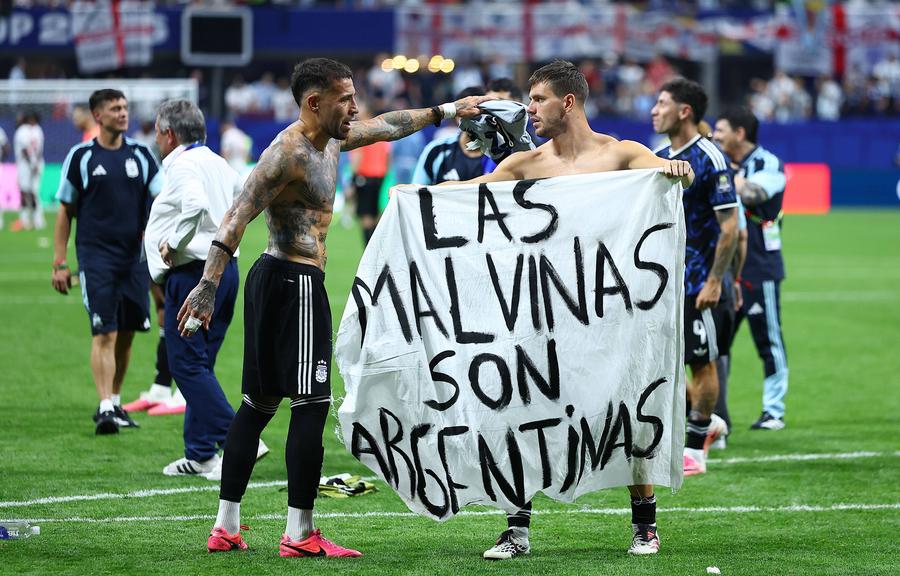 Banner afișat de argentinieni // FOTO Imago Images Duce scandalul din Anglia - Argentina la următorul nivel! I-a cerut OFICIAL lui Infantino suspendarea a ȘASE jucători