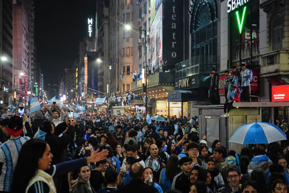 S-a declanșat nebunia la Buenos Aires » Fanii argentinieni au sărbătorit toată noaptea victoria în fața Angliei