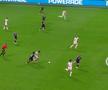 Minutul 42 - „Rogers scapă pe contraatac, dar Lisandro Martinez îl trage și arbitrul Elfath decide ca în sfârșit să-i arate cartonașul galben unui jucător argentinian”.