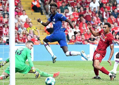 Tammy Abraham, în albastru, în Supercupa pierdută cu Liverpool, foto: Guliver/gettyimages