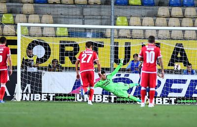 CHINDIA TÂRGOVIȘTE - DINAMO 3-2 // VIDEO+FOTO Uhrin n-a schimbat nimic! Roș-albii pierd contra Chindiei și revin pe ULTIMUL LOC