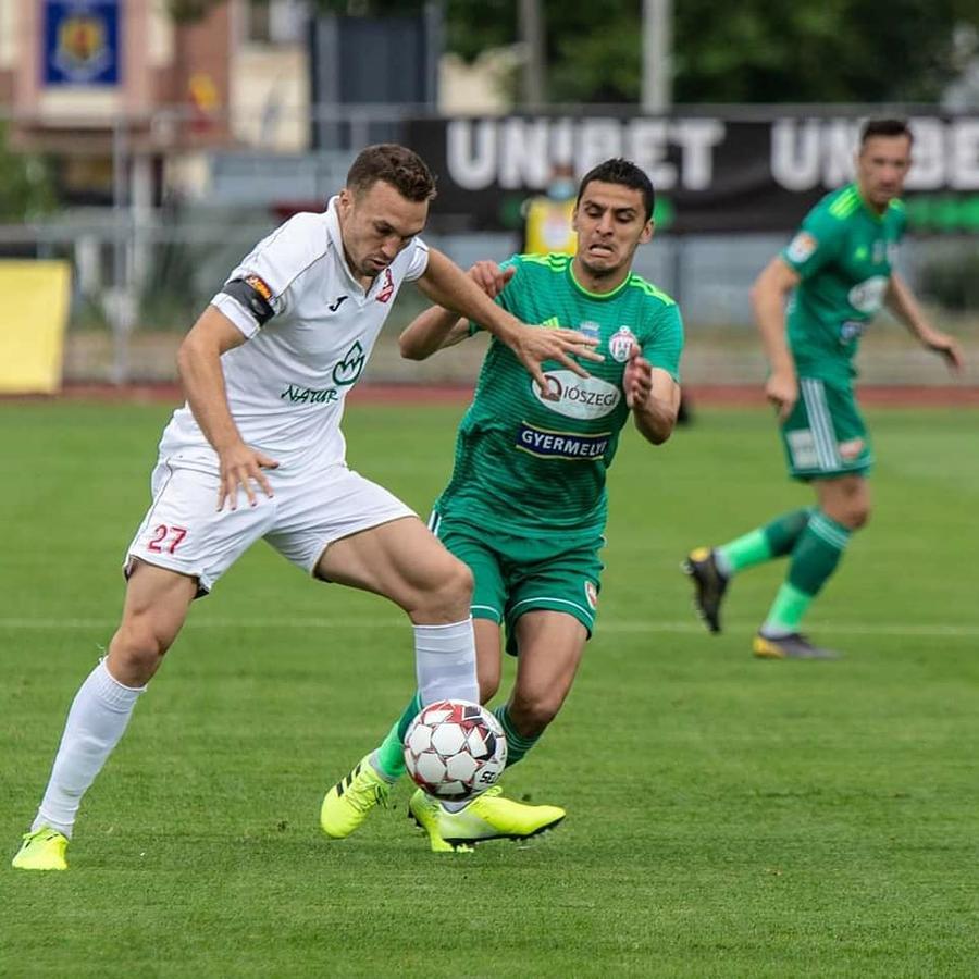 Gabriel Debeljuh (alb) // foto: Instagram @ gabri_debe_27 EXCLUSIV Prima mutare a verii la CFR Cluj! Campioana a transferat cel mai râvnit atacant al campionatului