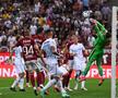 Reprezentanții Clubului Sportiv al Armatei au felicitat galeria Rapidului pentru scenografia afișată la derby-ul cu FCSB de aseară / foto: Raed Krishan
