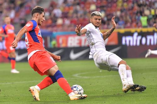 Ianis Stoica (stânga), în FCSB - Gaz Metan // foto: Imago