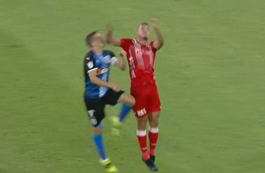 Cotul în figură primit de Nicușor Bancu de la Roger, foto: captura Look TV Ion Crăciunescu, șocat de una dintre deciziile de arbitraj din UTA - Craiova: „E mutilare! Trebuia direct roșu”