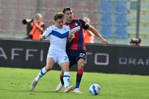 Ionuț Nedelcearu (dreapta), în Crotone - Brescia // foto: Imago