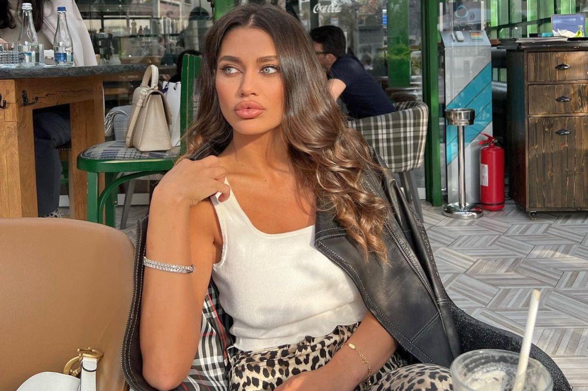 Dezvăluiri în tabloid » Adrian Mititelu jr. i-a dat pe mână un Lamborghini Urus noii lui iubite, „Angelina Jolie” de România