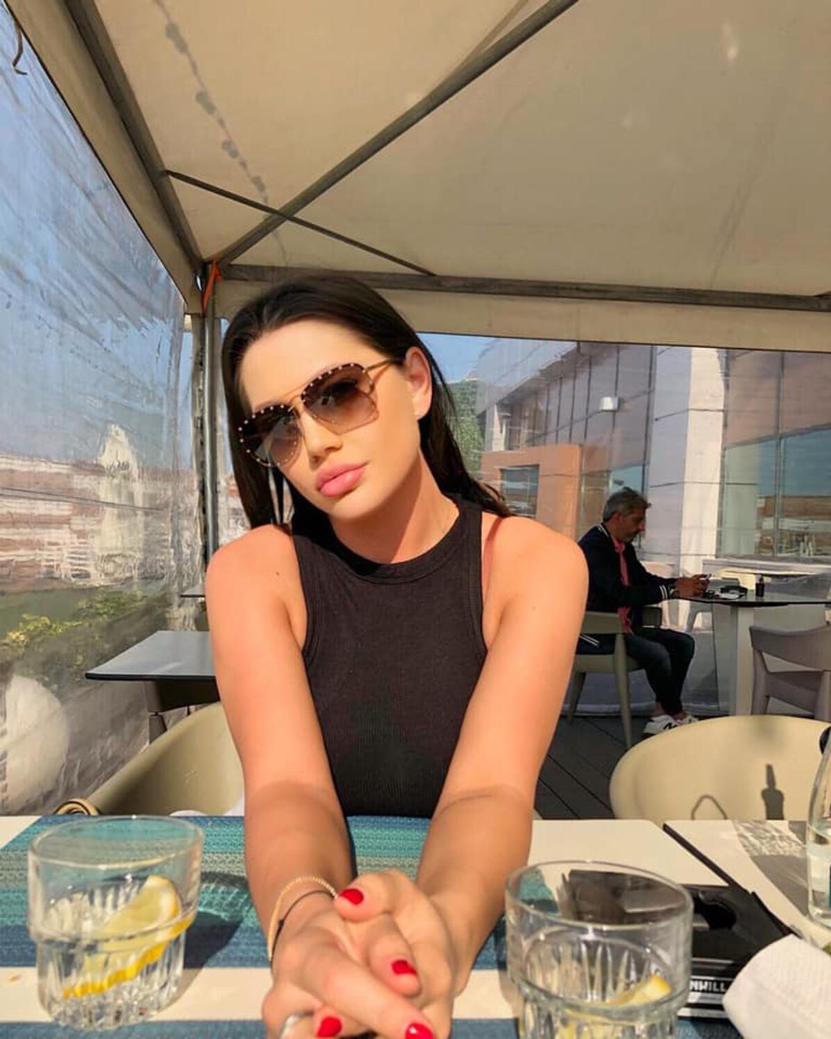 Dezvăluiri în tabloid » Adrian Mititelu jr. i-a dat pe mână un Lamborghini Urus noii lui iubite, „Angelina Jolie” de România