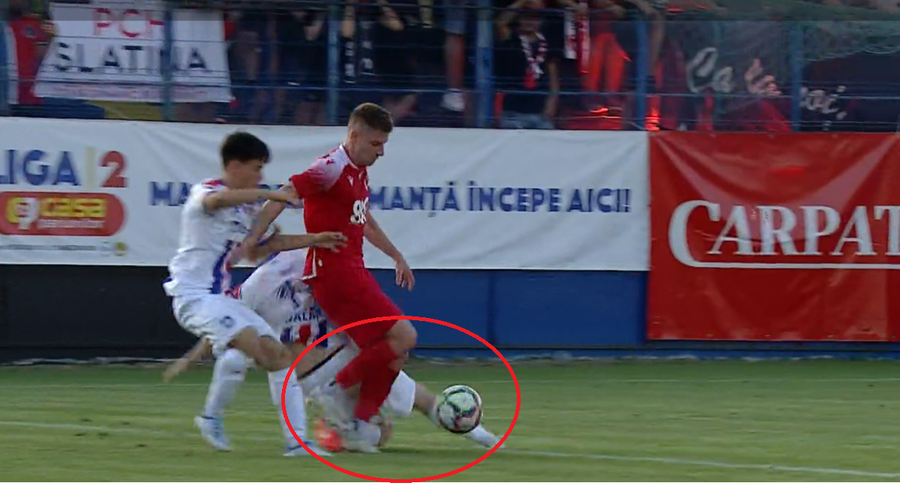 Momentul în care Vali Lazăr este faultat în afara careului de Rus Faze controversate în Dinamo - Oțelul » Penalty gratuit primit de „câini” și ratat lamentabil de Neluț Roșu după ce arbitrul a dictat repetarea acestuia