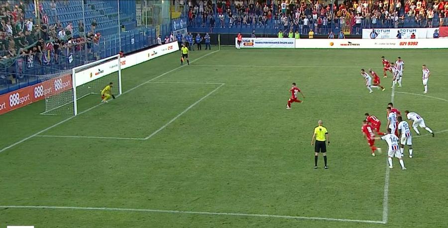 Momentul în care Neluț Roșu bate al doilea penalty, din nou jucătorii echipelor intrând în careu Faze controversate în Dinamo - Oțelul » Penalty gratuit primit de „câini” și ratat lamentabil de Neluț Roșu după ce arbitrul a dictat repetarea acestuia