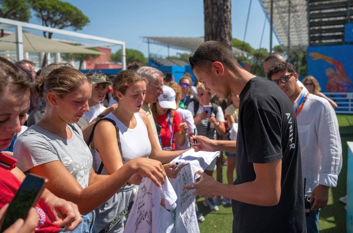 David Popovici, asaltat de fani la Roma