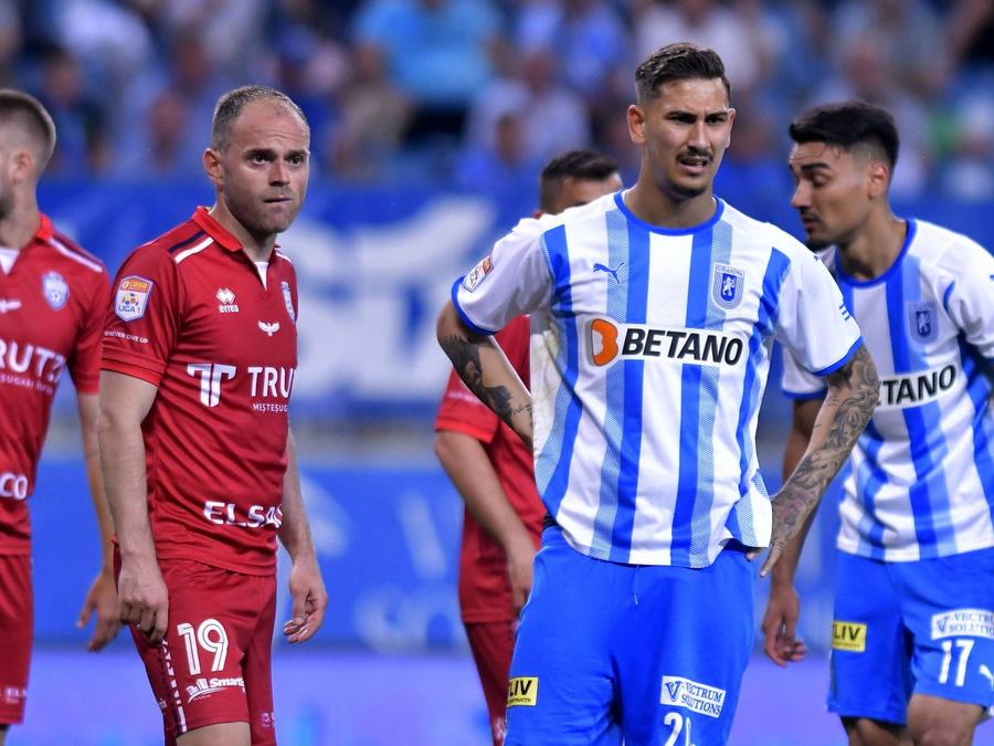 Andrei Patache (stânga, cu nr. 19), într-un meci cu CSU Craiova. Foto: Imago Valeriu Iftime anunță că i-a găsit înlocuitor lui Marius Croitoru: „Am luat decizia”