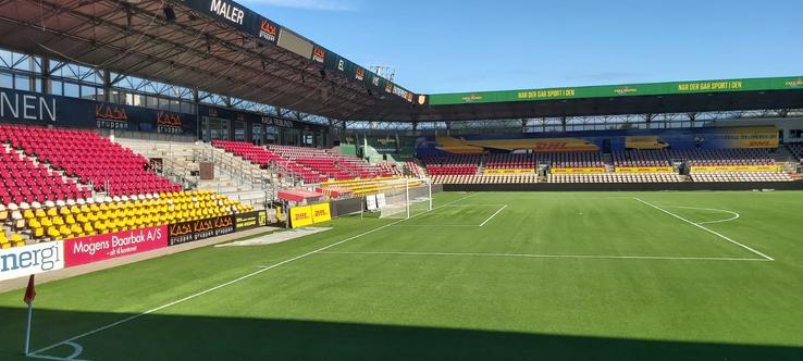 Gazonul arenei lui Nordsjaelland, „Right to Dream Park”, arată impecabil (foto: Marius Mărgărit)