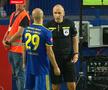 Scene incredibile în Superligă: antrenorul l-a smucit după ce a luat „roșu”!