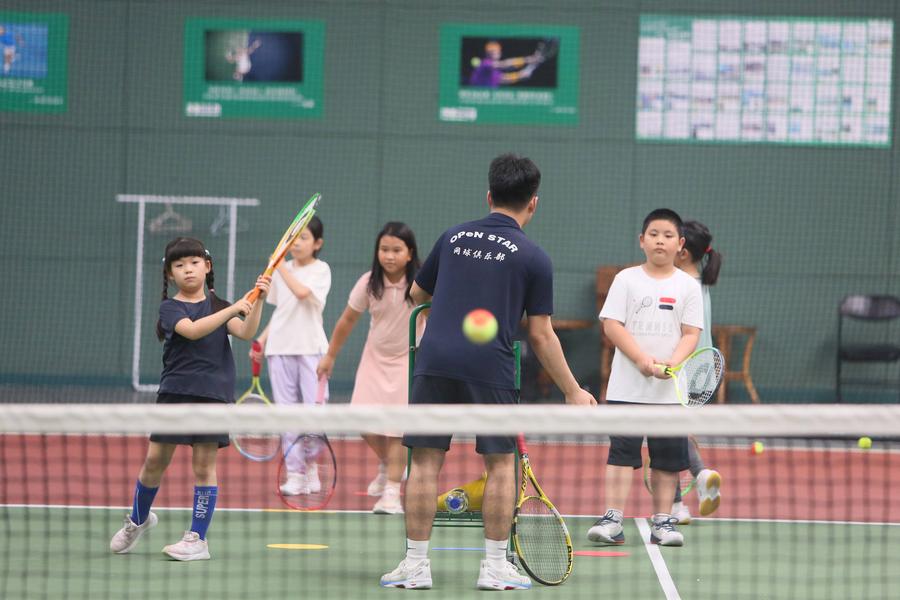 Copii din Beijing care învață tenis la o bază chineză, foto: Imago IMPERIUL contraatacă » Cum s-a transformat China într-o uriașă putere olimpică, un exemplu extrem și ce își propune regimul până în 2035