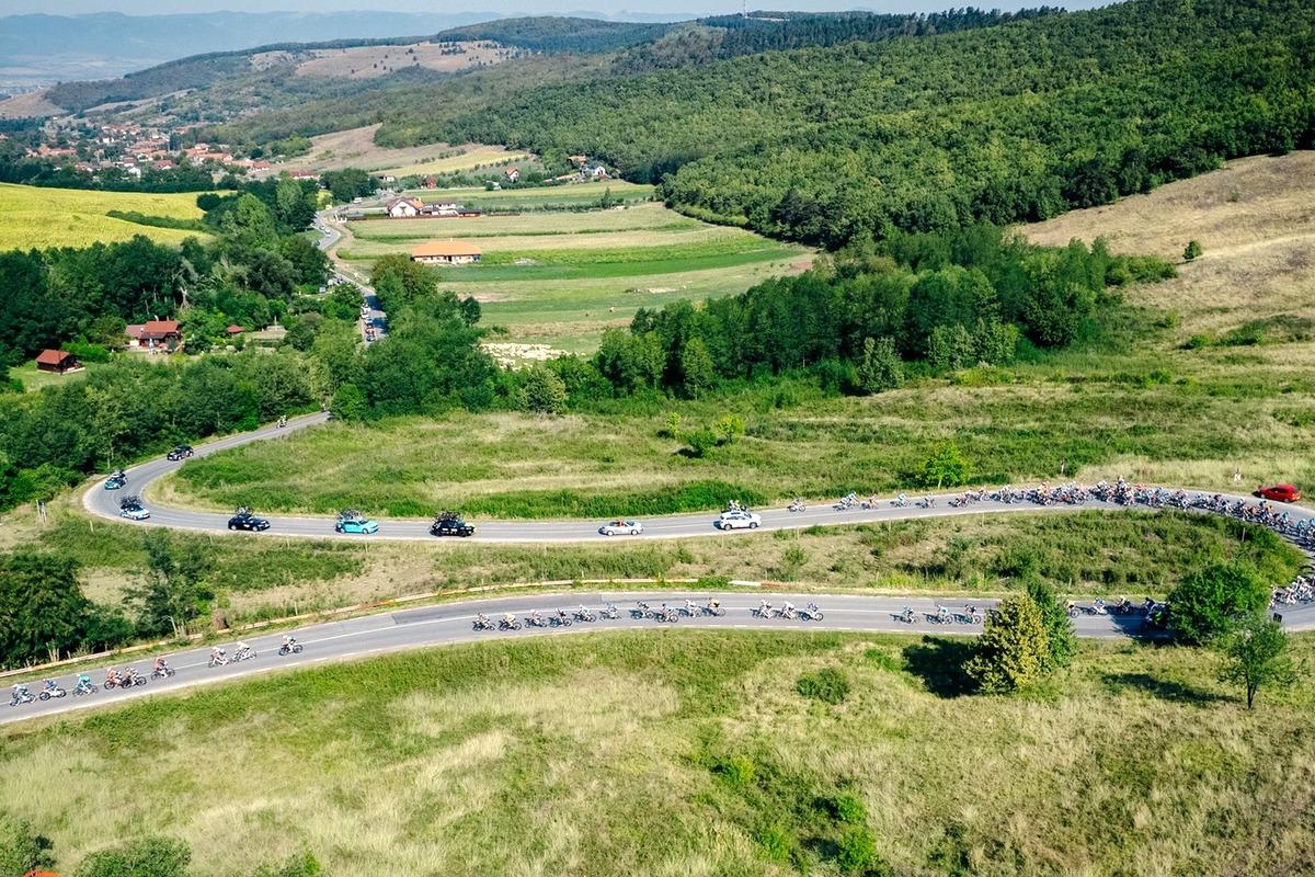 S-a schimbat liderul în Turul României » Ce s-a întâmplat în etapa a II-a din „Micla Buclă” + start din Sibiu pentru o nouă zi caniculară