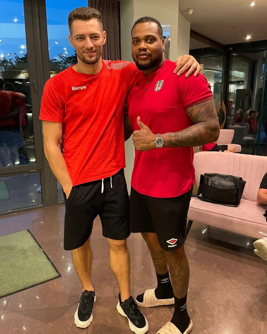 Robert Militaru, alături de Cedric Sorhaindo, fostul său coleg de la Dinamo. Foto: Facebook/ CS Dinamo Handbal Cu gândul la Liga Campionilor, Dinamo joacă la „Cupa Potaissa” » Final Four-ul transformat în triunghiular româno-turc la Turda
