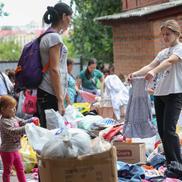 Oamenii evacuați din Kursk, la coadă pentru a primi ajutoare umanitare / Sursă foto: Imago Images