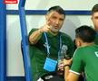 Scene incredibile în Superligă: antrenorul l-a smucit după ce a luat „roșu”!