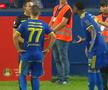 Scene incredibile în Superligă: antrenorul l-a smucit după ce a luat „roșu”!