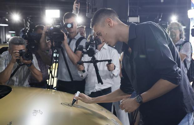 David Popovici a părăsit salonul auto de la Otopeni cu două automobile de la Țiriac: „Am venit doi oameni cu o mașină, plecăm cu trei!”