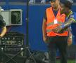 Scene incredibile în Superligă: antrenorul l-a smucit după ce a luat „roșu”!