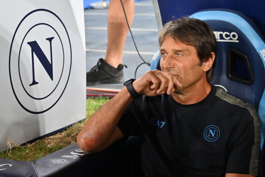 Antonio Conte va câștiga 6,5 milioane de euro net anual la Napoli, egalându-l în fruntea topului Seriei A pe antrenorul Simone Inzaghi, care recent și-a prelungit acordul cu Inter / Foto: Imago La vânătoare de scudetto! Care sunt echipele care au cheltuit cel mai mult pentru achiziții și cine se anunță principala contracandidată a campioanei Inter