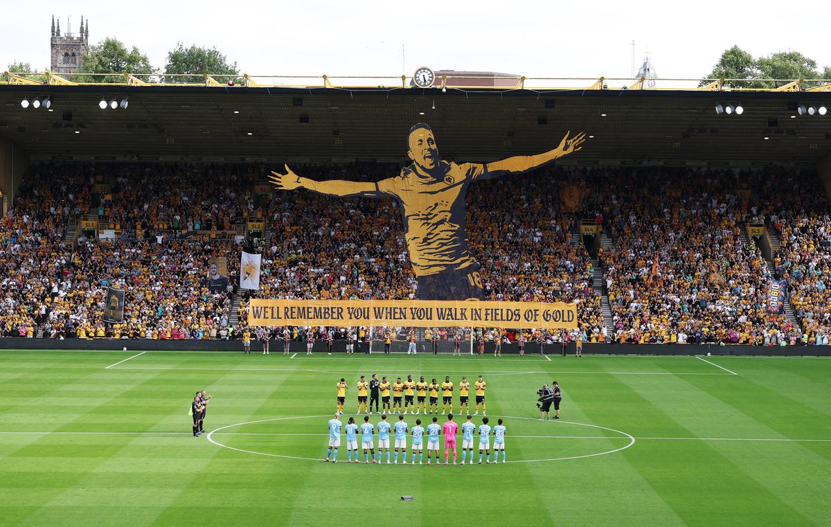 Un stadion în lacrimi » Omagiu emoționant pentru Diogo Jota, cu soția și părinții lui în tribune: „Prin câmpiile aurii...”