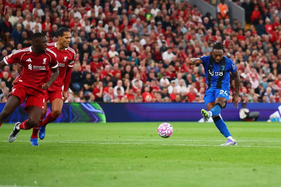 Debut cu mare scandal la Liverpool: „Sunt șocat! L-a deprimat” » Ce a pățit autorul „dublei” lui Bournemouth!