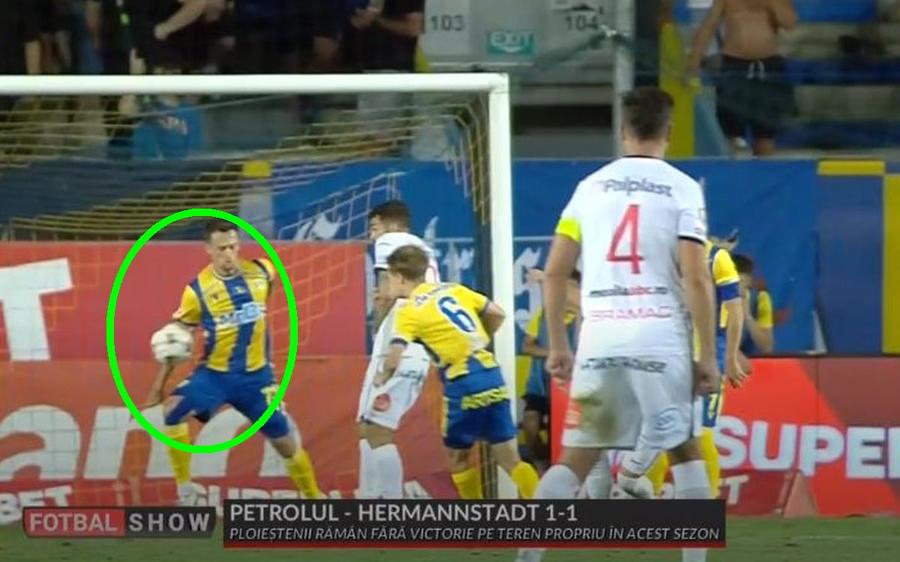 Faza penalty-ului cerut de Hermannstadt la Ploiești / FOTO: Captură TV @Prima Sport 1 Marius Avram a analizat faza controversată din Petrolul - Hermannstadt: „Sunt convins că va naște o dezbatere”