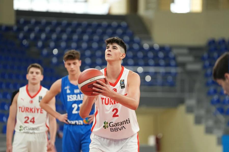 Darius Căruțașu, în maioul Turciei/Foto: fiba.basketball Un baschetbalist român a fost liderul naționalei Turciei la Campionatul European U16 » Echipa Semilunii s-a clasat pe poziția a 7-a