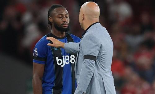Arne Slot, managerul lui Liverpool, l-a consolat pe Antonio Semenyo, autorul „dublei” de pe Anfield, după eșecul lui Bournemouth (2-4) și episodul rasist / Foto: Imago