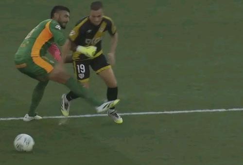 La scorul de 0-2, portarul argentinian a primit o pasă înapoi de la un coechipier. A ținut prea mult de minge, a încercat să dribleze un adversar, dar Jorge de Frutos l-a deposedat.